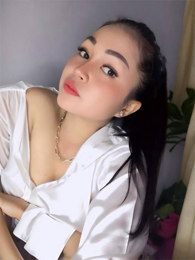 >Call Girls In Gaur City Center~ 92171°48607 Premium EscortS Service~delhi~Ncr